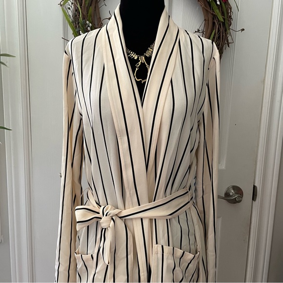 Long cream and striped blazer - Picture 7 of 11